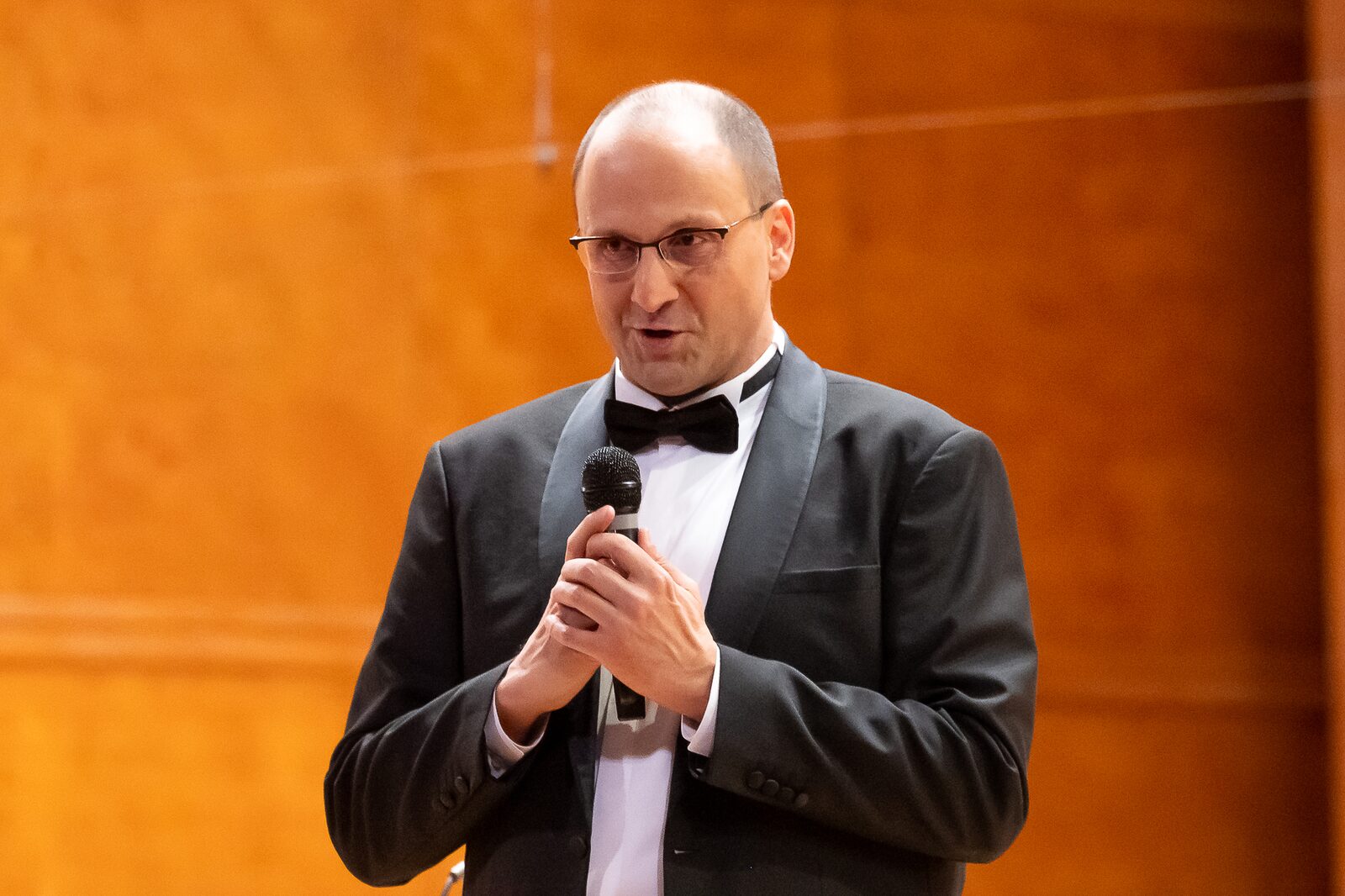 Dimitar Moskovsky, founder of Camerata Bulgarica, addressing the hall