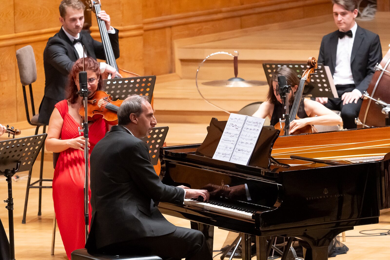 Артистичният директор Мирослав Георгиев на пианото със струнните на Camerata Bulgarica в зала „България“