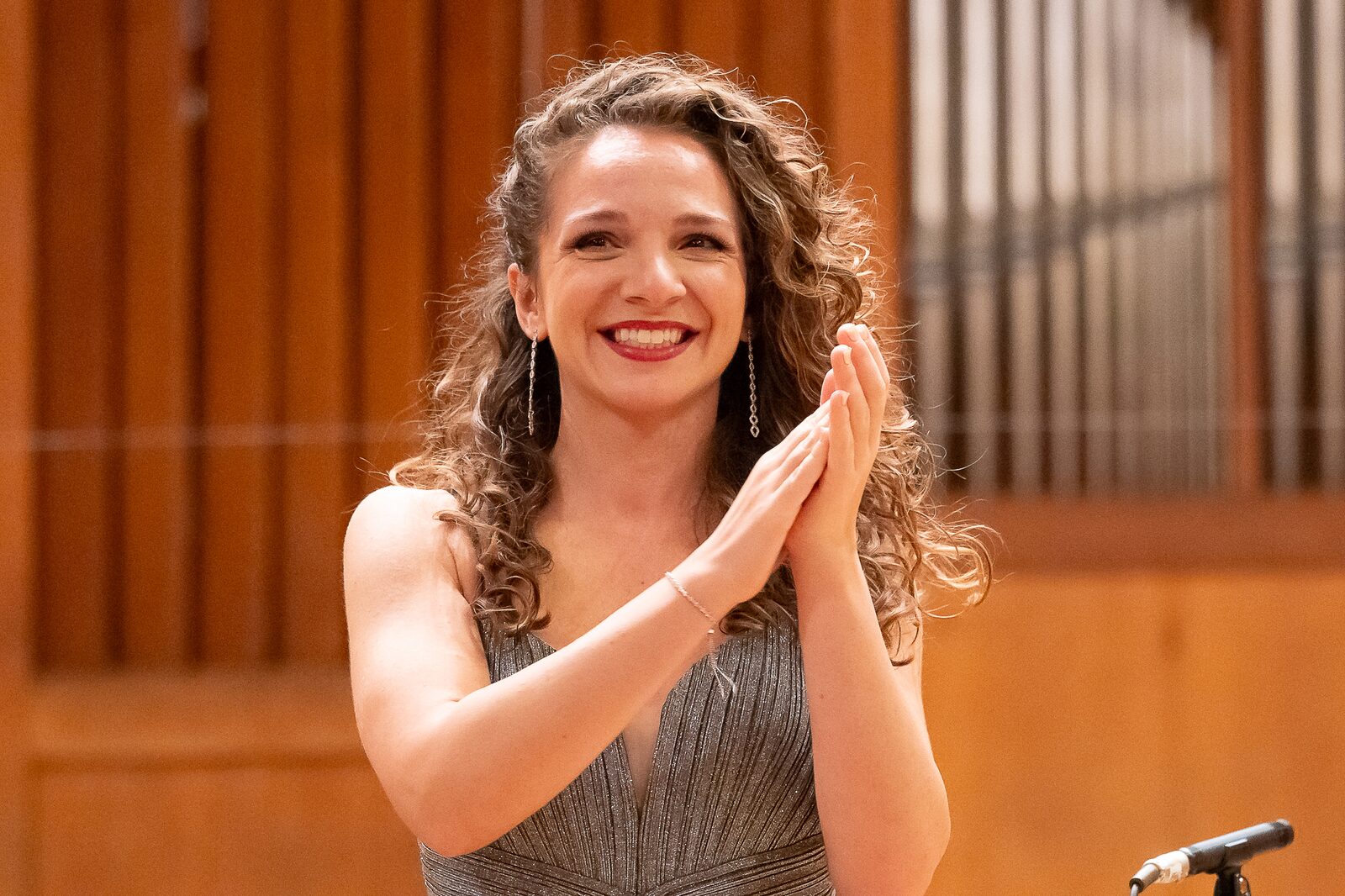 Svetlina Stoyanova applauding the ensemble
