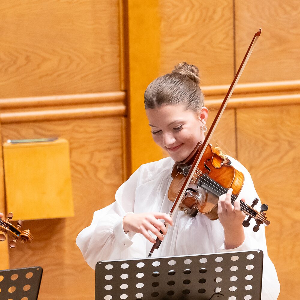 Цигуларката Елизабет Гекова от Camerata Bulgarica на сцената