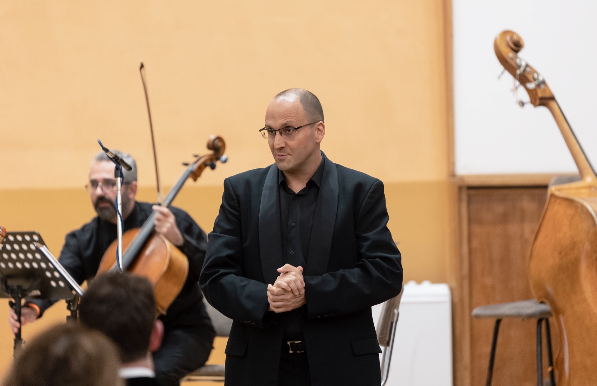 Dimitar Moskovsky, founder of Camerata Bulgarica, addressing the hall